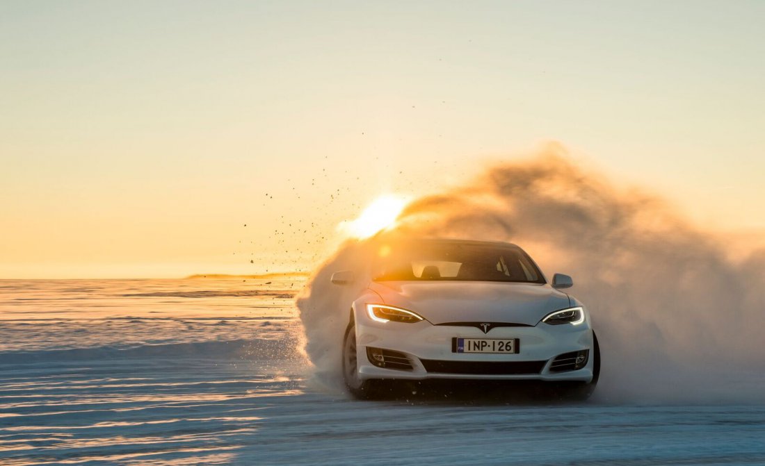 ice-driving-tesla-005.jpg