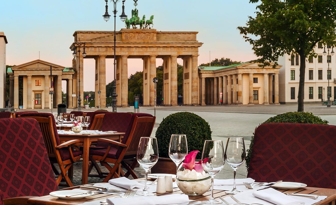 hotel-adlon-kempinski-berlin-restaurant-quarre-terrace.jpg