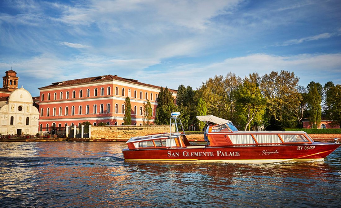 san-clemente-palace-kempinski-venice-boat.jpg